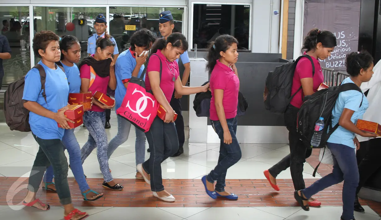 Para korban diamankan petugas di Bandara Soekarno-Hatta, Tangerang, Selasa (16/8). Bareskrim Mabes polri mengungkap Tindak Pidana jaringan perdagangan menusia dengan korban dari Nusa Tenggara Timur. (Agus)