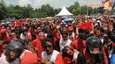 Simpatisan PDIP asyik bergoyang menikmati sajian dangdut yang menjadi hiburannya (Liputan6.com/Herman Zakharia)