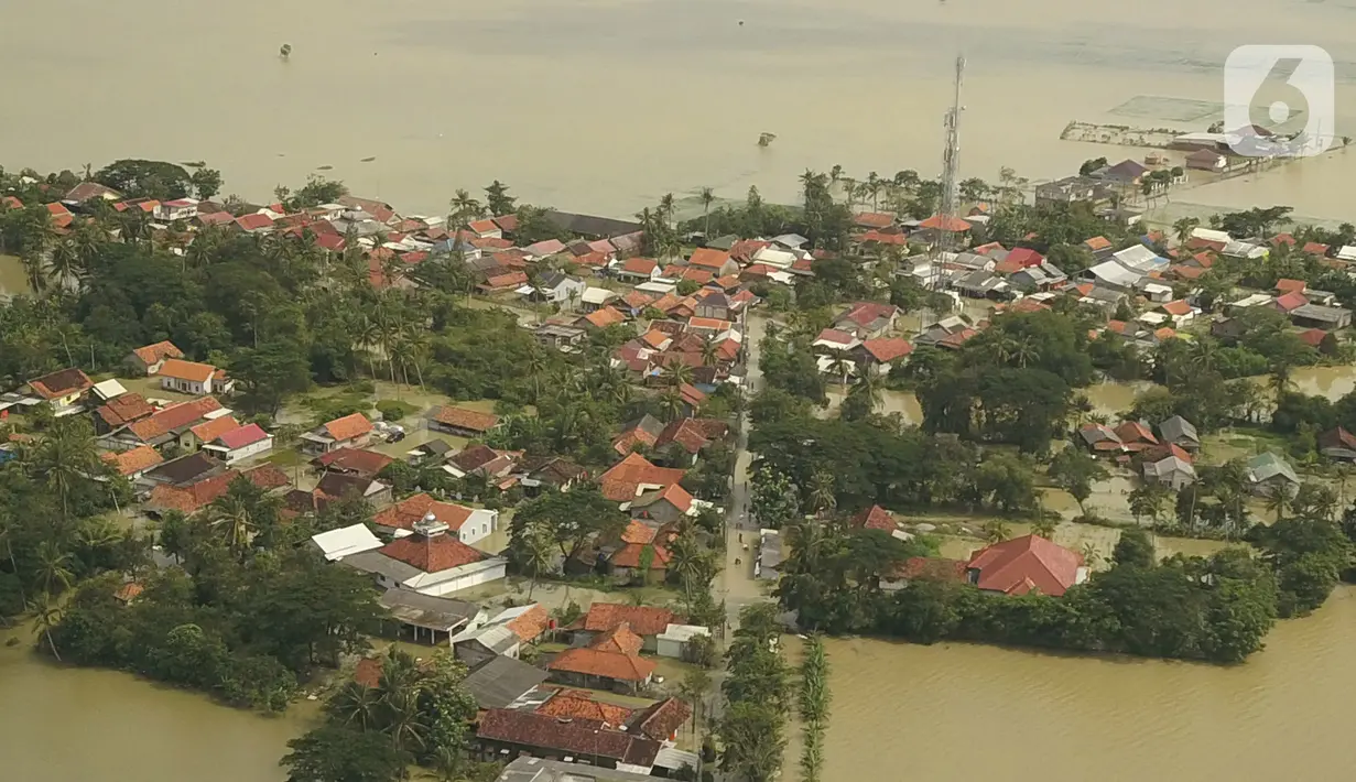 Suasana banjir di desa Sukalaksana Kabupaten Bekasi, Jawa Barat, Senin (22/02/2021). Ketinggian air di sekitar permukiman warga mencapai 1,5 meter. (Liputan6.com/Herman Zakharia)