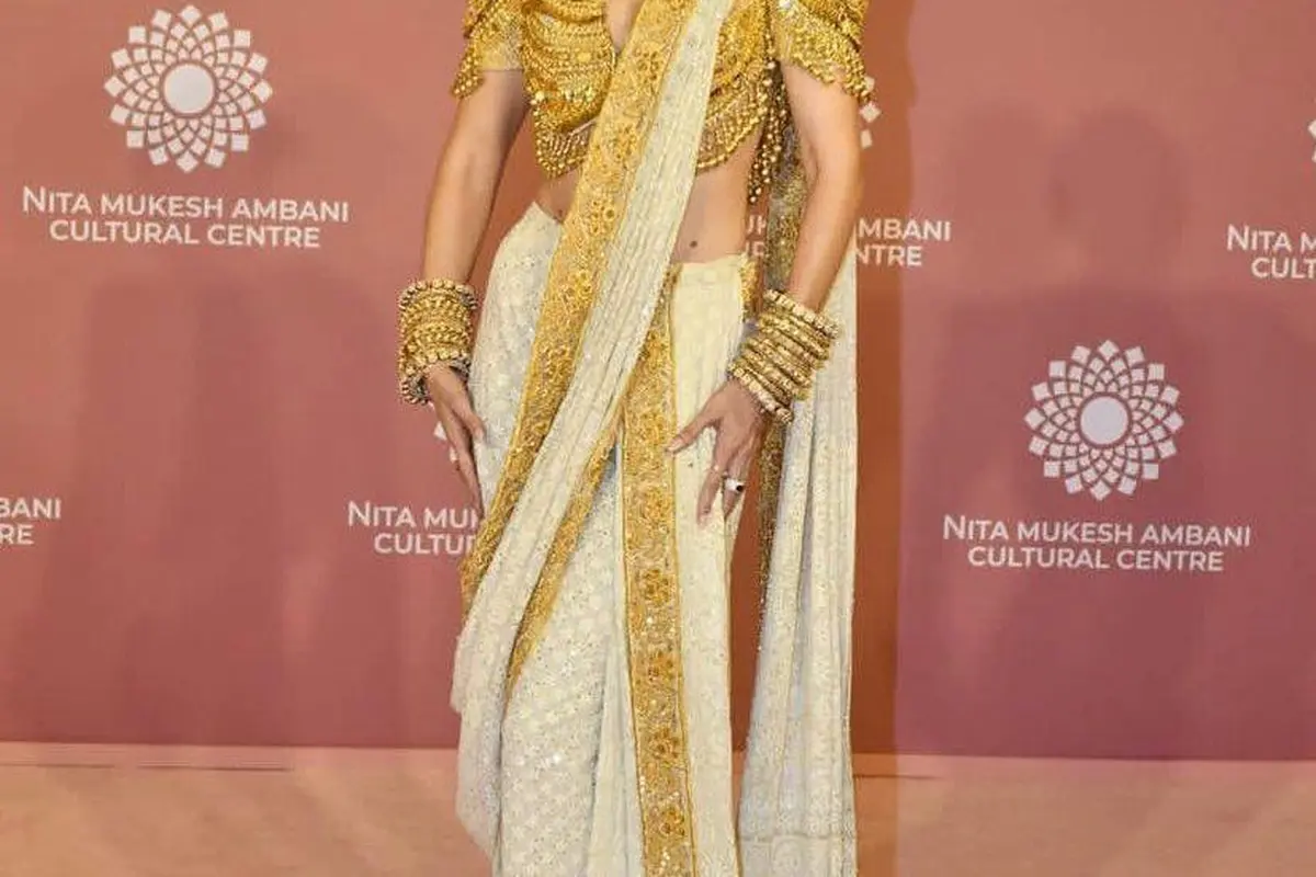 Adu Gaya Glamor Gigi Hadid-Zendaya Dibalut Kain Sari khas India di Acara NMACC