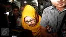 Ekspresi Direktur Keuangan PT Berdikari Siti Marwa seusai menjalani pemeriksaan di KPK, Jakarta, Kamis (26/5). Siti Marwa merupakan tersangka kasus suap pengadaan pupuk urea di PT Berdikari (Persero) periode tahun 2010-2012. (Liputan6.com/Helmi Afandi)