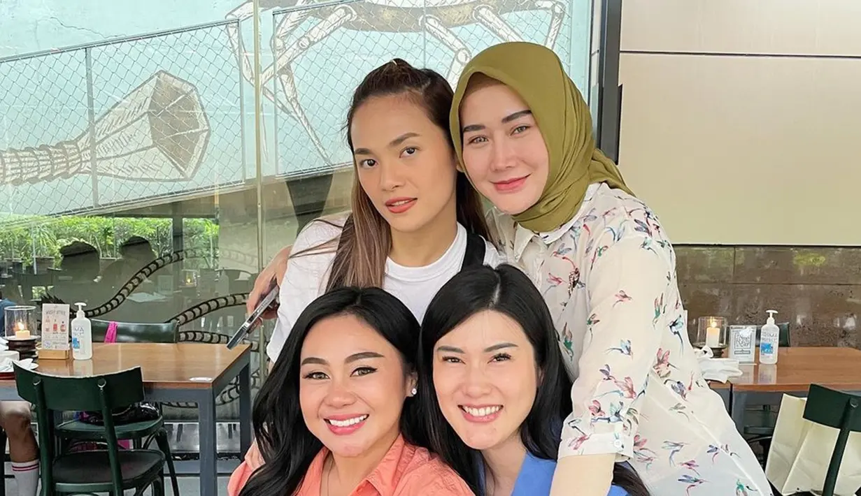 Marissya Icha kenang kebaikan Stevie Agnecya di laman Instagramnya. Artis berusia 28 tahun ini juga ungkap kondisi terakhir sang sahabat sebelum meninggal dunia. Marissya sebut jika Stevie Agnecya tak ingin banyak yang tahu soal penyakitnya. Kehilangan sahabat terbaik, Marissya setia mendampingi Stevie Agencya dari di rumah duka hingga diantarkan ke peristrahatan terakhirnya. (Liputan6.com/IG/@marissyaichareal)