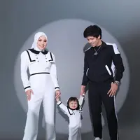 Dalam pemotretan terbaru, Atta, Aurel dan Ameena kompak kenakan jumpsuit nuansa monokrom. @aurelie.hermansyah.