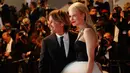 Penampilan Nicole Kidman dan musisi Keith Urban setelah pemutaran film The Killing Of A Sacred Deer di karpet merah Festival Film Cannes, 22 Mei 2017. Pasangan yang telah menikah selama 11 tahun itu memang diketahui harmonis. (AP Photo/Thibault Camus)
