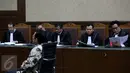 Pengacara Irman Gusman, Yusril Ihza Mahendra membacakan nota keberatan dalam sidang lanjutan di Pengadilan Tipikor Jakarta, Selasa (15/11). Irman melalui kuasa hukumnya mengajukan keberatan atas dakwaan penuntut umum. (Liputan6.com/Johan Tallo)