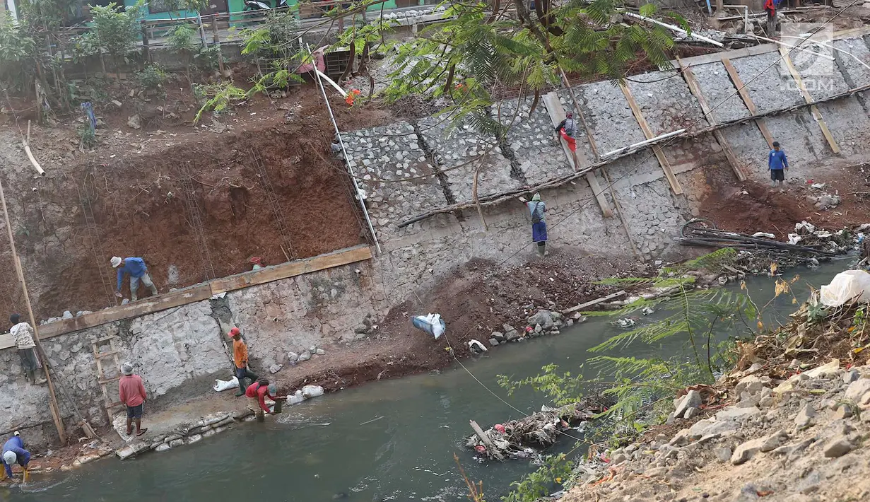 Aktivitas pekerja saat membangun turap di bantaran Kali Cijantung, Jakarta Timur, Kamis (11/10). Pembangunan turap bertujuan mencegah longsor yang dapat membahayakan warga sekitar. (Liputan6.com/Immanuel Antonius)