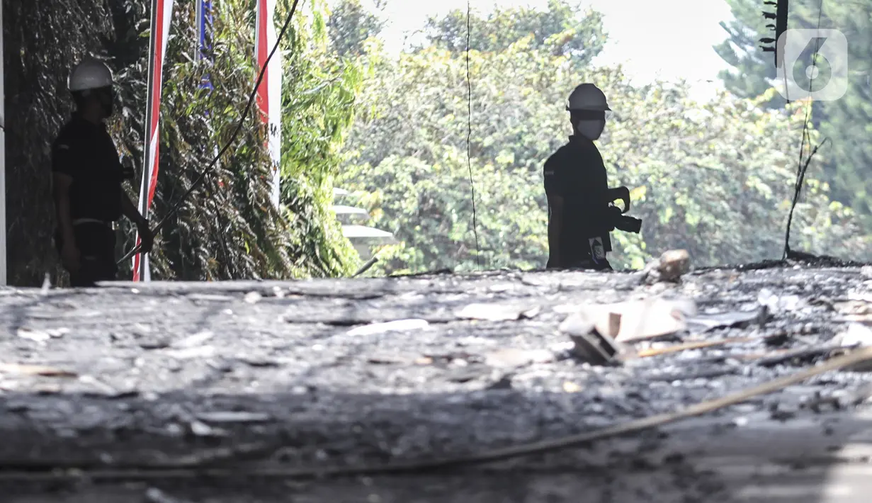Tim Laboratorium Forensik (Labfor) dan Inafis melakukan olah tempat kejadian perkara (TKP) kebakaran Gedung Kejaksaan Agung, Jakarta, Senin (24/8/2020). Puslabfor Mabes Polri memeriksa seluruh penyebab kebakaran Gedung Kejaksaan Agung. (Liputan6.com/Johan Tallo)