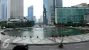 Sejumlah kendaraan melintas di kawasan Bundaran Hotel Indonesia, Jakarta, Jumat (1/1/2016). Usai perayaan pergantian tahun 2016, sejumlah ruas jalan protokol di Jakarta terlihat lengang. (Liputan6.com/Helmi Fithriansyah)