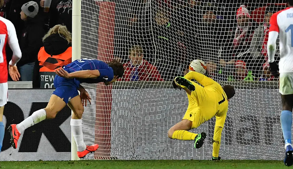Bek Chelsea, Marcos Alonso mencetak gol ke gawang Slavia Praha dalam laga leg pertama perempat final Liga Europa 2018-19 di Sinobo Stadium, Kamis (11/4). Chelsea menang tipis 1-0 lewat gol tunggal yang dicetak oleh Marcos Alonso. (JOE KLAMAR / AFP)