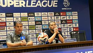 Pelatih Madura United, Carlos Parreira dan penjaga gawang Mochammad Dicky Indrayana dalam sesi konferensi pers jelang laga pekan ke-18 BRI Super League 2025/2026 melawan Persija Jakarta di Stadion Utama Gelora Bung Karno, Jakarta, Kamis (22/1/2026). (Bola.com/Hery Kurniawan)