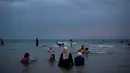 Keceriaan warga Palestina saat menghabiskan libur Idul Fitri di pantai Tel Aviv, Israel, Sabtu (16/6). (AP Photo/Oded Balilty)