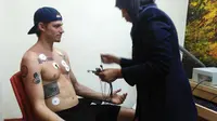 Brent Griffiths saat menjalani tes medis di Arema. (Bola.com/Iwan Setiawan)