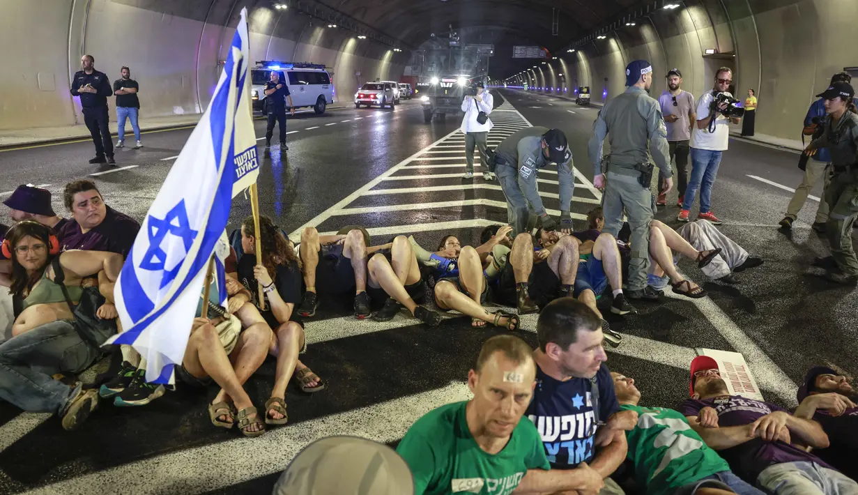 Dalam aksinya, pengunjuk rasa juga memblokir arus lalu lintas di sebuah terowongan di Yerusalem. (Menahem Kahana/AFP)