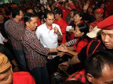 Bakal calon Gubernur DKI Jakarta, Joko Widodo alias Jokowi bersama wakilnya Basuki Tjahja Purnama alias Ahok menyalami pendukungnya saat menghadiri kegiatan Sosialisasi Calon Gubernur dan Wakil Gubernur DKI Jakarta di GOR Bulungan, Jakarta, Minggu (8/4). (Antara)