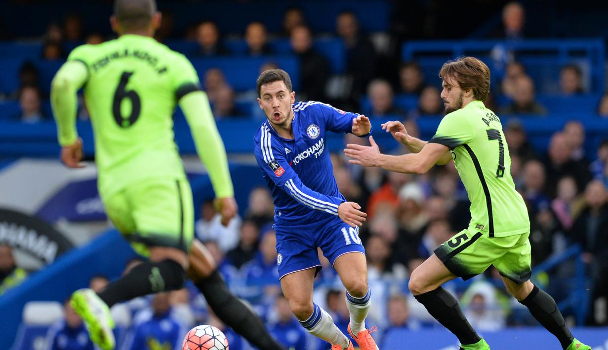 Pemain Chelsea, Eden Hazard (kiri), berusaha melepaskan diri dari pemain Manchester City, Aleix Garcia Serrano, dalam laga putaran kelima Piala FA di Stadion Stamford Bridge, London, Minggu (21/2/2016) malam WIB. (AFP/Glyn Kirk)