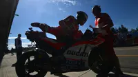 Pembalap Ducati, Jorge Lorenzo dipastikan menggunakan fairing anyar pada balapan MotoGP Republik Ceko 2017. (Michal Cizek / AFP)