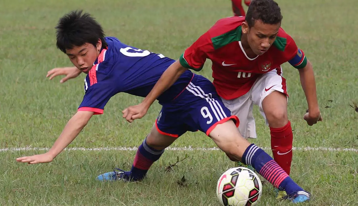 Pemain Timnas Indonesia U16, Egi Maulana, berusaha melewati pemain Jepang U16 saat ujicoba di Lapangan Padepokan Voli Indonesia di Sentul, Bogor, Jawa Barat. Selasa (15/4).