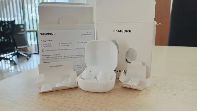 Samsung Galaxy Buds Core berserta seluruh kelengkapan produk.