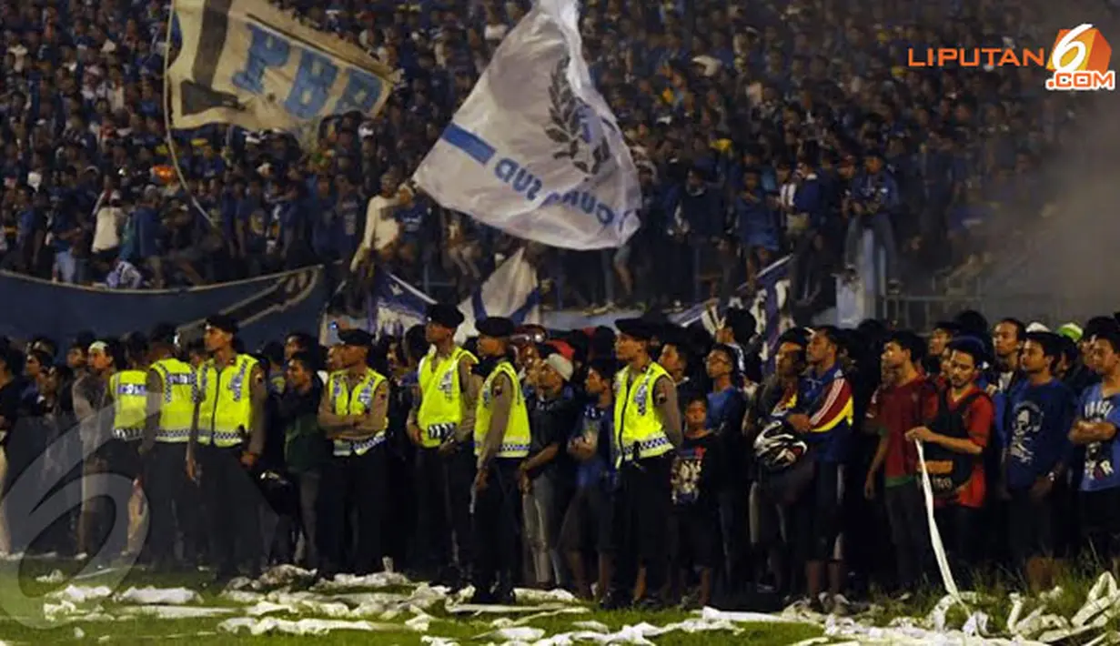 Aparat Kepolisian terus berjaga mencegah penonton merangsek mendekati lapangan pertandingan (LIputan6.com/Helmi Fithriansyah).