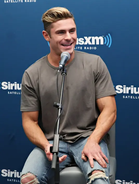 Ketika mengakhiri hubungannya dengan mantan kekasih, Sami Miro, Zac Efron langsung cari tambatan hati baru lewat aplikasi kencan online, Tinder. (AFP/Bintang.com)
