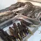 Supermarket yang ketahuan menjual daging ular piton secara ilegal terancam sanksi penutupan usaha selama dua tahun. (Liputan6.com/Yoseph Ikanubun)