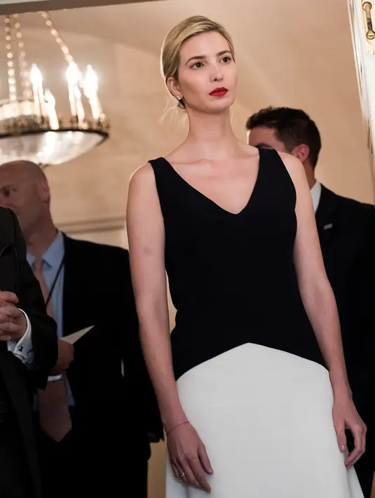Ivanka Trump mendengarkan ayahnya Presiden AS Donald Trump berbicara dalam sebuah upacara penandatanganan tagihan di Ruang Penerimaan Diplomatik Gedung Putih, Washington (2/6). AFP Photo/Brendan Smialowski)