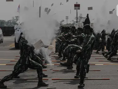 Personel TNI menunjukan aksi bela diri usai mengikuti upacara gladi bersih HUT ke-74 TNI di Lapangan Udara (Lanud) Halim Perdanakusuma, Jakarta, Kamis (3/10/2019). Gladi bersih ini dimulai dengan parade tiap satuan, AD, AL, dan AU. (Liputan6.com/Faizal Fanani)