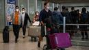 Suasana aula kedatangan untuk penerbangan internasional di Bandara Internasional Ibukota di Beijing, China, Selasa (14/3/2023). Kebijakan yang diperbarui ini juga akan memungkinkan dimulainya kembali perjalanan bebas visa bagi mereka yang tiba dengan kapal pesiar ke Shanghai, serta untuk kelompok wisata tertentu dari Hong Kong, Makau, dan negara-negara dalam pengelompokan regional ASEAN, kata pemberitahuan itu. (Photo by Jade GAO / AFP)