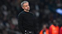 Pelatih PSG, Luis Enrique, tampak kecewa setelah anak asuhnya dipecundangi Nice dengan skor 1-3 pada pekan ke-31 di Stadion Parc des Princes, Paris, Sabtu (26/4) dini hari WIB. (AP Photo/Thibault Camus)