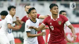 Kapten timnas Indonesia, Fachruddin Wahyudi A (kanan) saat laga kualifikasi Grup A Piala AFF 2022 melawan Kamboja di Stadion Utama Gelora Bung Karno, Jakarta, Jumat (23/12/2022). Indonesia unggul 2-1 atas Kamboja. (Liputan6.com/Helmi Fithriansyah)