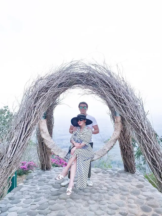 Usai Dari Bromo Ini 7 Momen Liburan Syahrini dan Reino Barack ke Borobudur