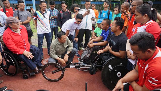 Menteri Pemuda dan Olahraga (Menpora) Imam Nahrawi, bersama atlet Asian Para Games 2018