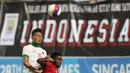 Pemain Indonesia U-23, Agung Prasetyo (kiri), berebut bola dengan pemain Singapura U-23. (Bola.com/Arief Bagus)