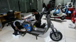 Mekanik menyelesaikan proses konversi motor listrik pada bengkel Elders Garage di basement Gedung Smesco, Jakarta, Selasa (20/12/20222). Konversi motor konvensional bermesin bensin ke listrik menjadi salah satu kebijakan yang dikeluarkan pemerintah. Untuk mempercepat tren elektrifikasi, pemerintah mendorong program konversi dengan memberikan subsidi Rp 6,5 juta.
(merdeka.com/Arie Basuki)