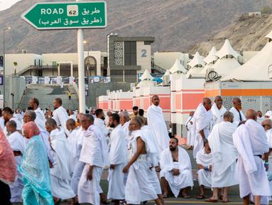 Umat Muslim berjalan di sebuah jalan di Mina dekat kota suci Mekkah, Arab Saudi pada 4 Juni 2025. (Foto oleh AFP)