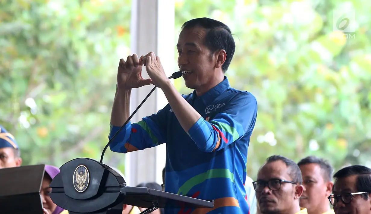 Presiden Joko Widodo atau Jokowi memberi sambutan dalam peringatan Hari Disabilitas Internasional 2018 di Bekasi, Jawa Barat, Senin (3/12). Menurut Jokowi, Indonesia memiliki banyak penyandang disabilitas yang berprestasi. (Liputan6 com/Angga Yuniar)