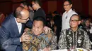 Wakil ketua Kadin Rosan P. Roeslani  (kiri) berbincang dengan Pengusaha sekaligus mantan Mendag Rahmat Gobel di Hotel Ritz Carlton, Jakarta, (21/11). Acara deklarasi ini dihadiri lebih dari 500 pengusaha anggota Kadin. (Liputan6.com/Faisal R Syam)
