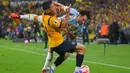 Sejak awal pertandingan, permainan dengan tempo tinggi dari kedua timnas langsung tersaji. Tim Tango harus bermain dengan 10 orang imbas kartu merah yang diterima Nicolas Otamendi pada menit ke-31. (Rodrigo BUENDIA/AFP)