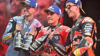 Marc Marquez (tengah) saat menjadi juara pada Sprint Race MotoGP Austria 2025 di Sirkuit Red Bull Ring. Tampak Alex Marquez (kiri) dan Pedro Acosta (kanan). (Jure Makovec / AFP)