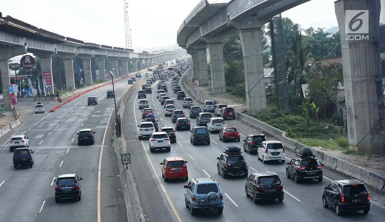 Kendaraan yang didominasi pemudik melaju satu arah (One Way) di Tol Kalikangkung-Cikarang, Karawang, Jawa Barat, Minggu (9/6/2019). Sistem one way arus balik di jalur tersebut diperpanjang hingga pukul 24.00 WIB akibat tingginya volume kendaraan yang menuju Jakarta. (Liputan6.com/Immanuel Antonius)