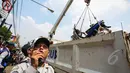 Petugas Dishub mengangkut sepeda motor dengan jaring saat razia parkir liar di kawasan Pasar Tanah Abang, Jakarta, Kamis (16/4/2015). Razia dilakukan untuk menciptakan kawasan yang tertib serta nyaman di kawasan Tanah Abang. (Liputan6.com/Faizal Fanani)