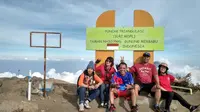 Kelompok Telat Gembira berpose di puncak triangulasi gunung Merbabu. (foto: Liputan6.com / edhie prayitno ige)