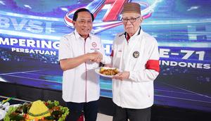 Ketua Umum Persatuan Bola Voli Seluruh Indonesia (PBVSI), Imam Sudjarwo (kiri) memberikan potongan tumpeng pertama kepada Purnama S. Yamil pada perayaan hari ulang tahun ke-71 yang dilaksanakan di Gedung Serbaguna Padepokan Voli Sentul, Kamis (26/2/2026) sore WIB. (Bola.com/Abdul Aziz)