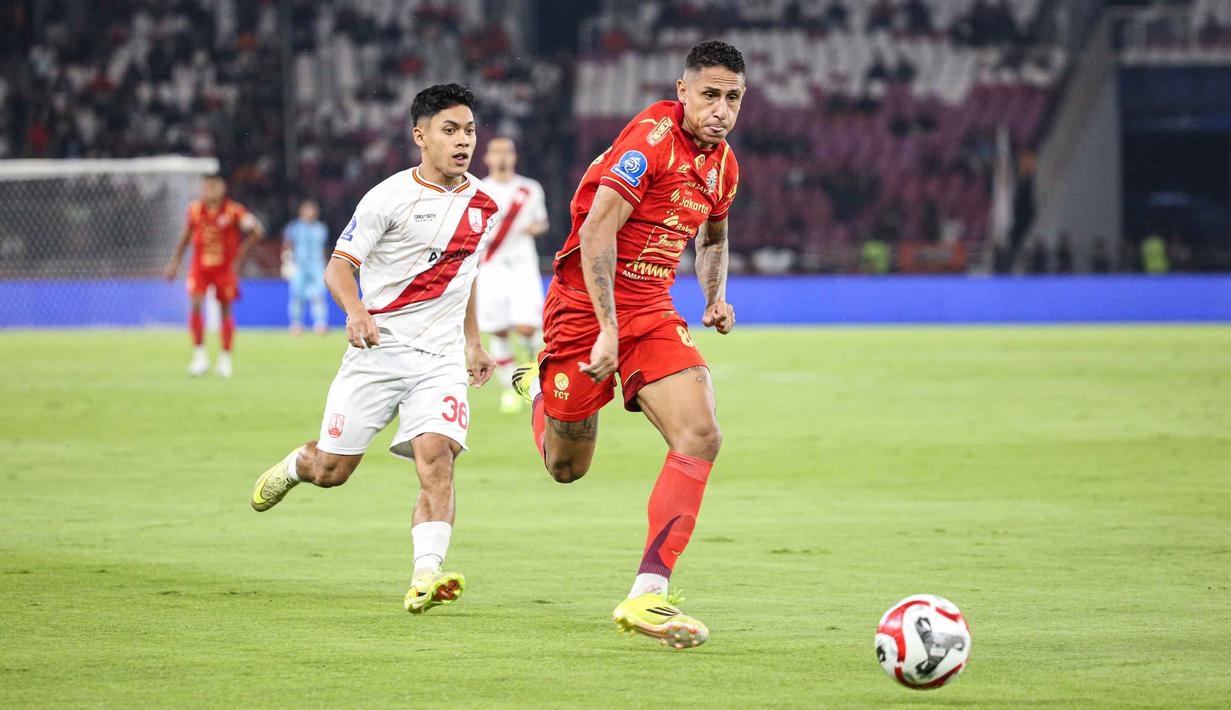 Bek kanan Persija, Bruno Nunes de Barros (kanan) mencoba melewati adangan pemain Persis Solo pada pertandingan pekan ke-30 BRI Super League 2025/2026 di Stadion Utama Gelora Bung Karno (SUGBK), Jakarta, Senin 27 April 2026 malam WIB. (Bola.com/Abdul Aziz)