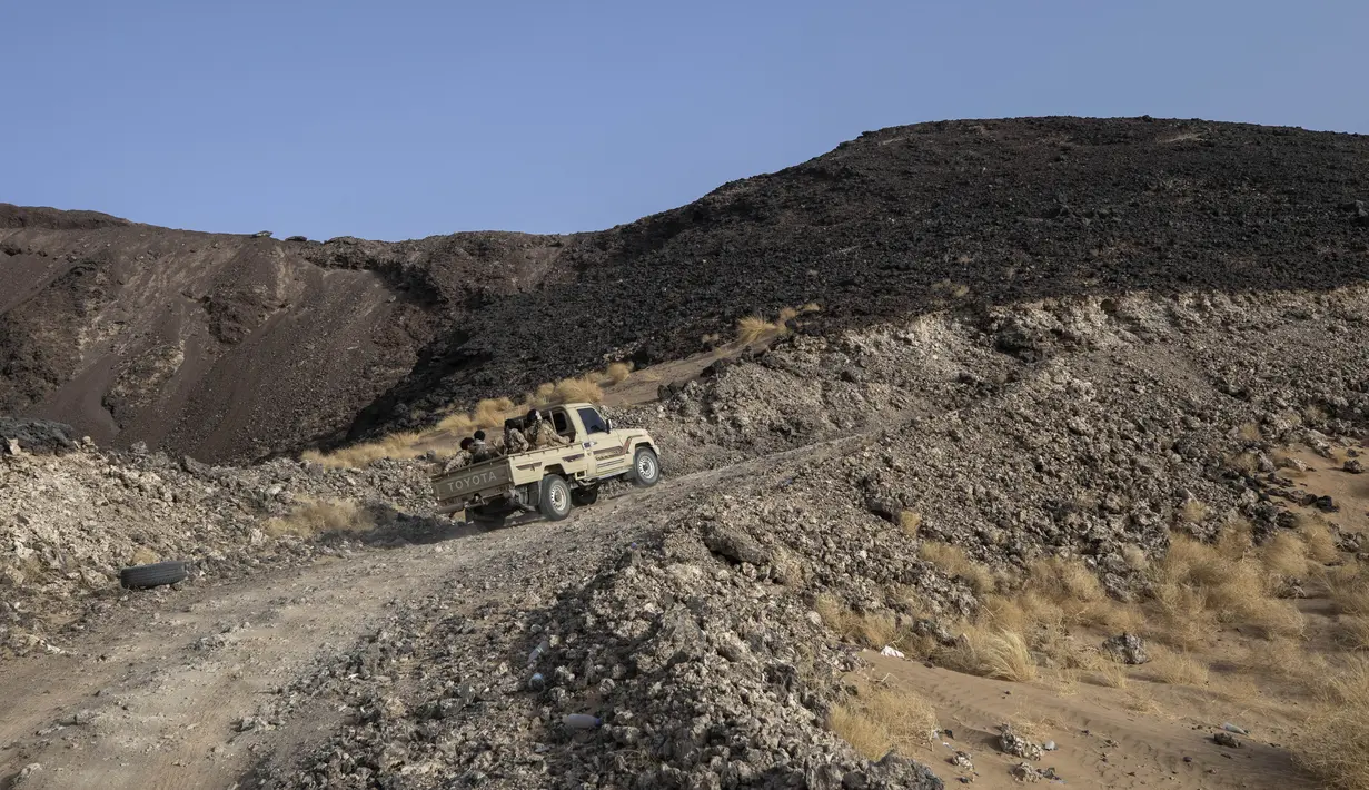 Pejuang Yaman yang didukung oleh koalisi pimpinan Arab Saudi menuju garis depan Kassara dekat Marib, Yaman, 20 Juni 2021. (AP Photo/Nariman El-Mofty)