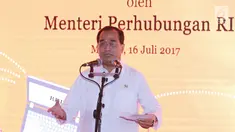 Menteri perhubungan, Budi Karya Sumadi memberi sambutan saat peluncuran sistem perizinan angkutan sewa khusus berbasis daring di Jakarta (16/7). (Liputan6.com/Herman Zakharia)