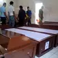 10 peti jenazah sudah disiagakan untuk menyambut kedatangan korban jatuhnya pesawat Aviastar PK-BRM di pangkalan udara TNI AU yang berada di daerah Mandai, Kabupaten Maros. (Liputan6.com/Eka Hakim)