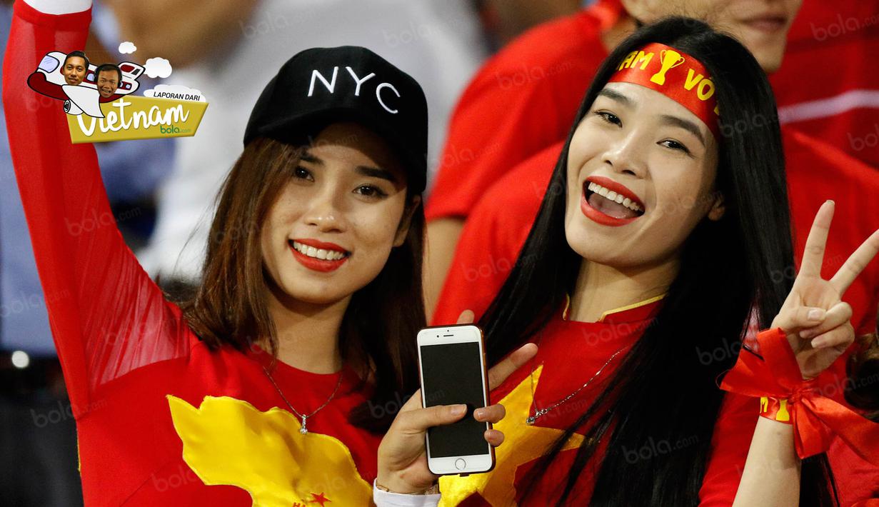 Dua suporter cantik mendukung Vietnam yang bertanding melawan Timnas Indonesia pada semifinal Piala AFF 2016 di Stadion My Dinh, Hanoi, Kamis (7/12/2016). (Bola.com/Peksi Cahyo)