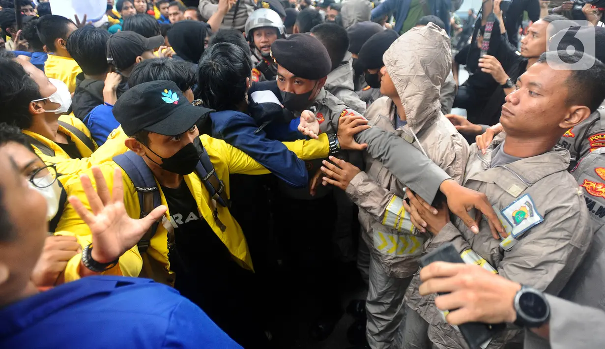 Mahasiswa berusaha menenangkan saat aksi saling dorong dengan polisi pada demonstrasi menolak kenaikan harga BBM di kawasan Patung Kuda, Jakarta, Kamis (8/9/2022). Aksi saling dorong itu bermula saat sejumlah peserta aksi menyampaikan orasinya dan salah satu pedemo kemudian menginstruksikan massa agar berjalan ke depan menembus barisan polisi. (merdeka.com/Arie Basuki)