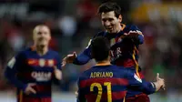 Striker Barcelona, Lionel Messi, merayakan gol ke gawang Sporting Gijon pada laga La Liga di El Molinon, Gijon, Kamis (18/2/2016) dini hari WIB. (AFP/Miguel Riopa)